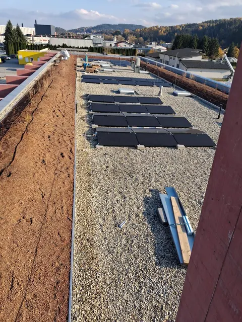 Auch die Photovoltaikanlagen werden bereits installiert. | Foto: FF Köflach