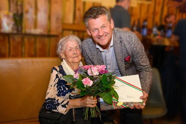 Bürgermeister Christian Scheider gratuliert der lebensfrohen Jubilarin zum 100. Geburtstag. | Foto: StadtKommunikation / Thomas Hude
