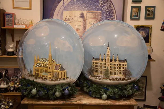 Wunderschöne Riesenschneekugeln mit Liebe zum Detail gibt es in der Original Wiener Schneekugelmanufaktur in der Hernalser Schumanngasse 87. | Foto: Michael Ellenbogen