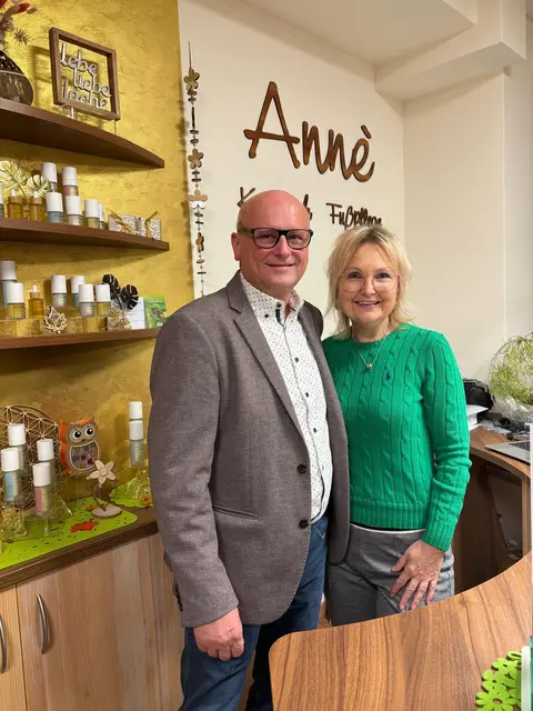 Anne Pöltl feierte Ende Oktober das 20-jährige Bestehen ihres Kosmetik- und Fußpflegestudios in Kaindorf. Immer unterstützend an ihrer Seite: ihr Ehemann Josef.