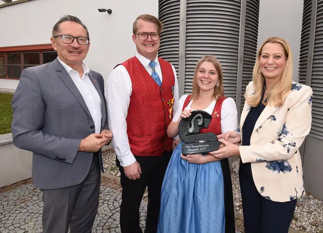 Landesobmann Peter Reichstädter, Großpetersdorf-Obmann Lukas Faulhammer, Kapellmeisterin Marie Braun und Landesrätin Daniela Winkler.  | Foto: Landesmedienservice
