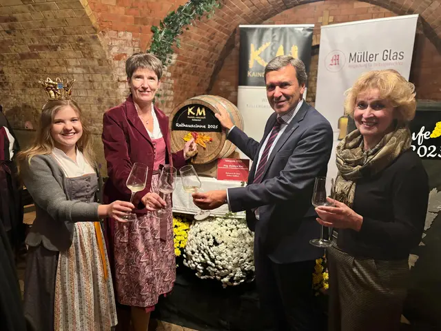 Vizeweinkönigin Bayer, Abgeordnete Diesner-Wais, Pate Karl und Bürgermeister Jarmer mit dem getauften Wein. | Foto: Markus Kahrer