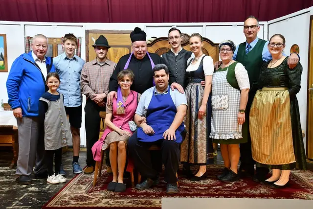 Die Theaterrunde Scheifling - St. Lorenzen spielte "Die liebeshungrige Bruni", Autorin Maria Pichler (vorne links). | Foto: Anita Galler