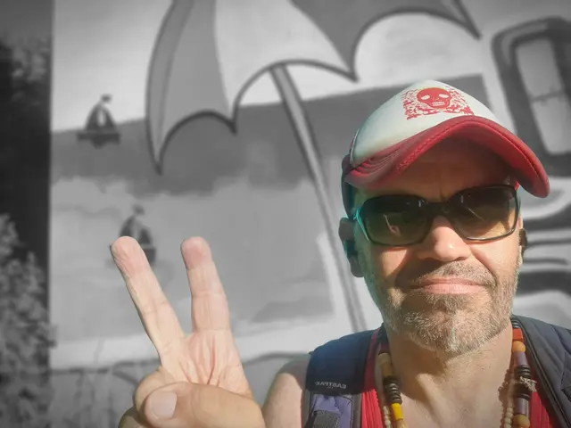 Christian Pöschl führt durch die besten und verrücktesten Hits der 90er. | Foto: Privat/Pöschl