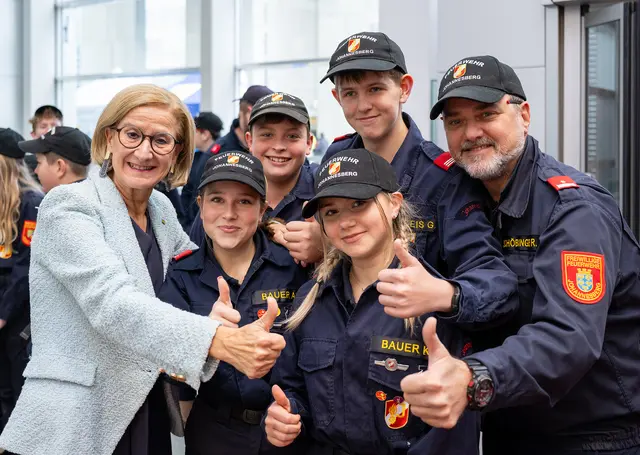 Landeshauptfrau Johanna Mikl-Leitner mit engagierten Feuerwehrfrauen und -männern der Freiwilligen Feuerwehr Johannesberg bei der NÖ Freiwilligenmesse. | Foto: NLK Pfeffer
