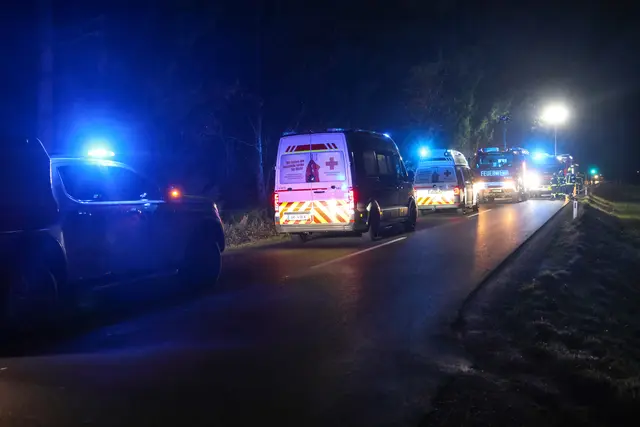 Rund eine Stunde lang versuchten Rettung und Notarzt die Frau zu reanimieren.  | Foto: laumat/Matthias Lauber