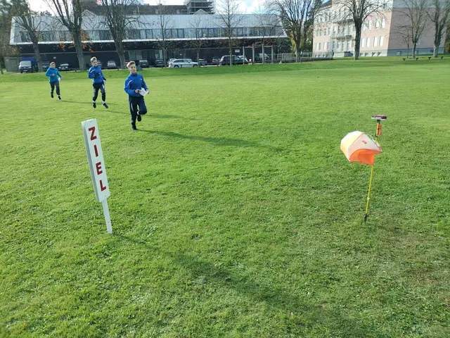 Schülerinnen und Schüler der SportMS Lauriacum Enns beim Orientierungslauf in der Towarek-Kaserne. | Foto: MS Lauriacum 