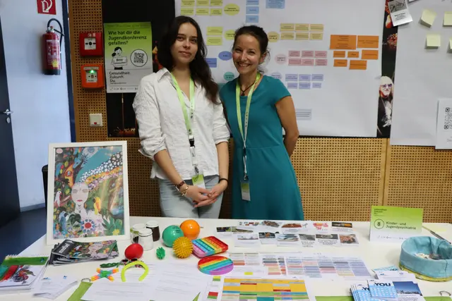 Hannah Wallner und Sabine Kringel (v.l.) von der Kinder- und Jugendpsychiatrie informierten ebenfalls an ihrem Stand über psychische Gesundheit. | Foto: Christiane Nimpf