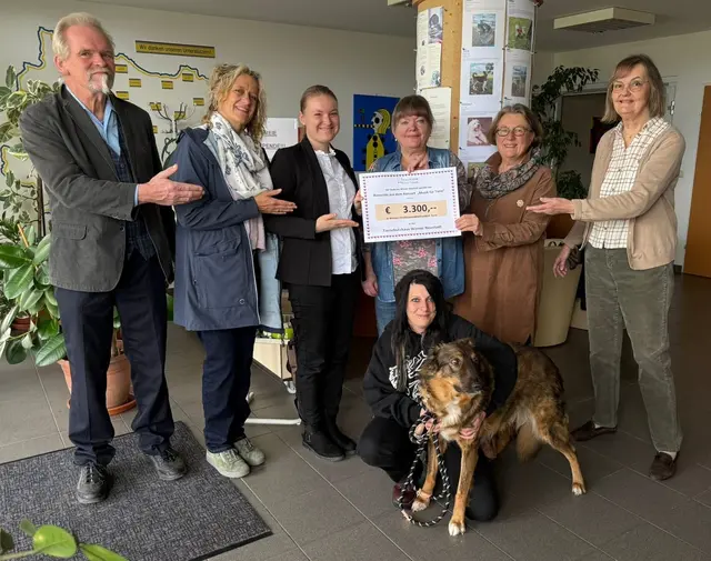 Thomas Blaschke, Sandra Weinland, Obfrau Pauline Röhl, Obfrau des Tierschutzhauses Renate Wolfger, Chorleiterin Antonia Schmid, Helga, Soukup-Kousek mit der Leiterin des Tierschutzhauses Wiener Neustadt Jaqueline Zoubek und ihrem Hund Arco (beide vorne). | Foto: Stadtchor Wiener Neustadt