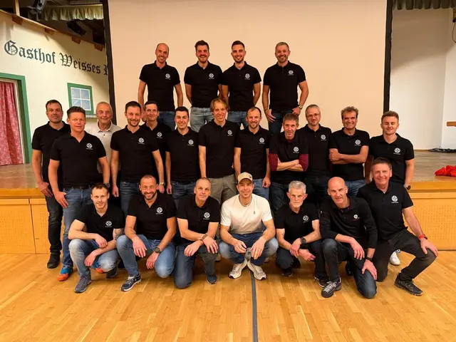 Die Mannschaft der Bergrettung Matrei mit Dani Arnold. | Foto: babsi stoll photography