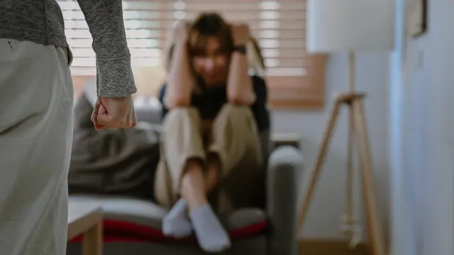 Im Zuge einer familiären Streitigkeit solle ein 44-Jähriger seiner Ehefrau mehrfach ins Gesicht geschlagen und sie dadurch verletzt haben. (Symbolfoto)  | Foto: stock.adobe.com/at/ Prathankarnpap  