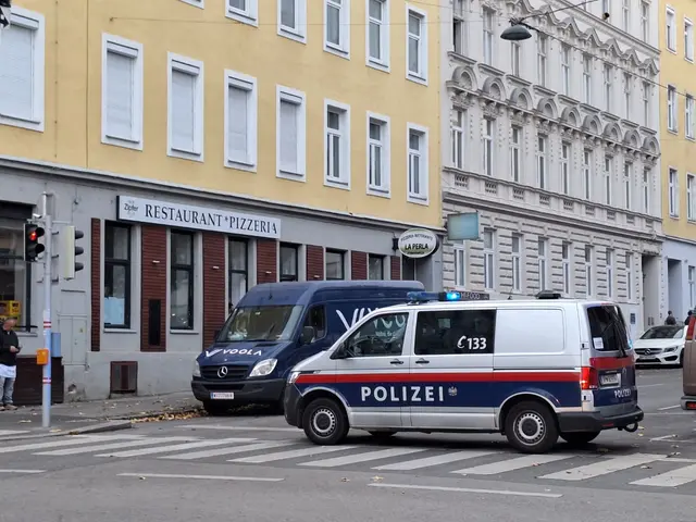 Bei einem heftigen Verkehrsunfall in der Ottakringer Herbststraße wurden am Sonntagnachmittag zwei Personen leicht und ein Taxifahrer schwer verletzt. | Foto: Antonio Šećerović/MeinBezirk