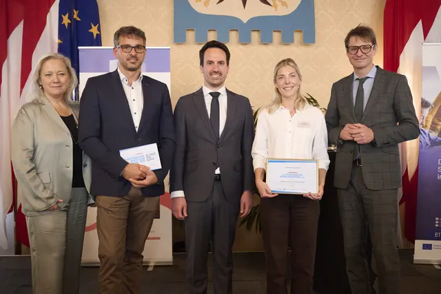 Direktor Christoph Kritzinger (2.v.l.) und Corina Demm (2.v.r.) von der VS Braunau-Neustadt nahmen die Auszeichnung von Bildungsminister Christoph Wiederkehr (mittig) und Vertretern der Agentur für Bildung und Internationalisierung entgegen. | Foto: VS Braunau-Neustadt