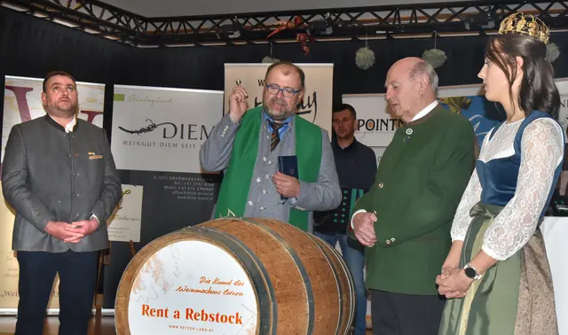 Pfarrer Jerome spendet den Segen über den Jungwein. | Foto: Herbert Schleich
