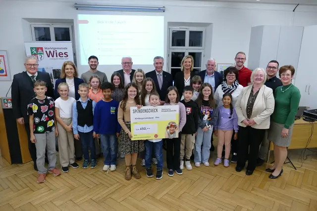 Der Kindergemeinderat der Marktgemeinde Wies mit dem Spendenscheck. | Foto: Marktgemeinde Wies