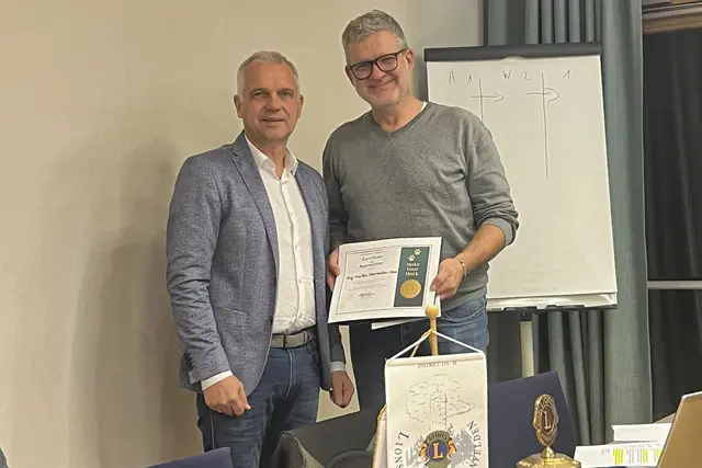 Gerhard Stumptner (links) überreichte Markus Obermüller die Urkunde. | Foto: LC Bad Leonfelden/beha