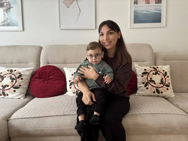 Poyraz kam mit einer Fehlbildung der linken Gehirnhälfte zur Welt. Das wirkt sich auf seine gesamte Motorik aus. Mutter Hatice Sen tut alles dafür, dass es dem Kleinen besser geht. | Foto: Mein Bezirk/S. Gschwandtner