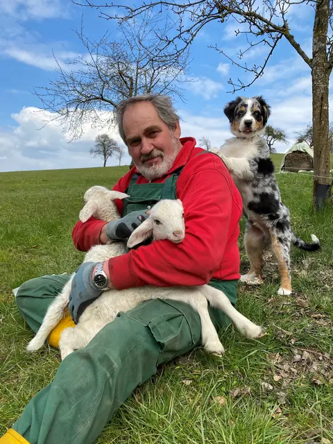 Nach der professionellen Schlaganfallbehandlung im PEK Steyr wieder glücklich vereint: Franz R. und seine Tiere. | Foto: privat