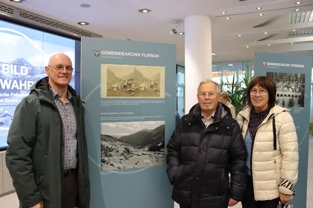 Der Flirscher Bürgermeister Roland Wechner mit „seinem“ Chronisten und zugleich Landecker Bezirkschronist-Stellvertreter Rudolf Juen und dessen Frau Melitta.  | Foto: Elisabeth Zangerl