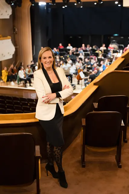 Maria Großbauer, Leiterin des Stadttheaters, fühlt sich eng mit Wiener Neustadt und Gesamt-Niederösterreich verbunden. | Foto: Alex Schwarz Photography
