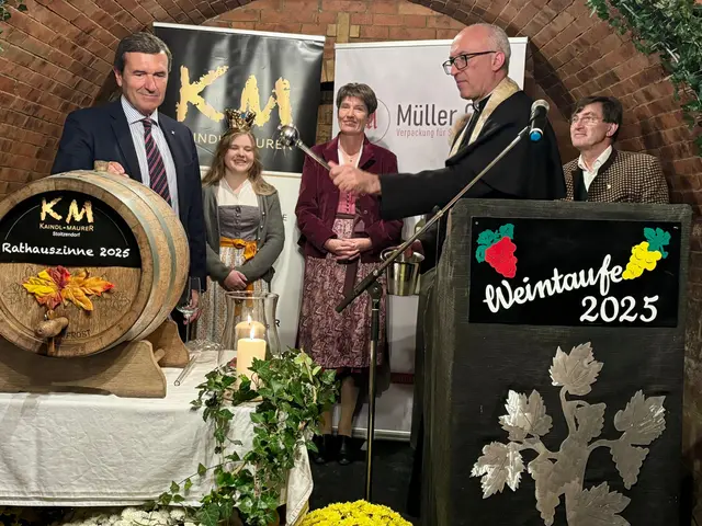 Pfarrer Tomasz Makarewicz segnete den Jahrgang 2025 gekonnt. | Foto: Markus Kahrer