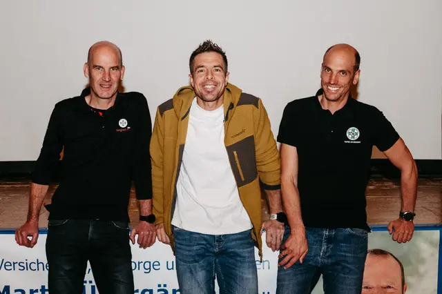 Dani Arnold mit dem Ortsstellenleiter der Bergrettung Matrei Robert Hörtnagl (l.) und seinem Stv. Christian Isser-Pöschl (r.) | Foto: babsi stoll photography