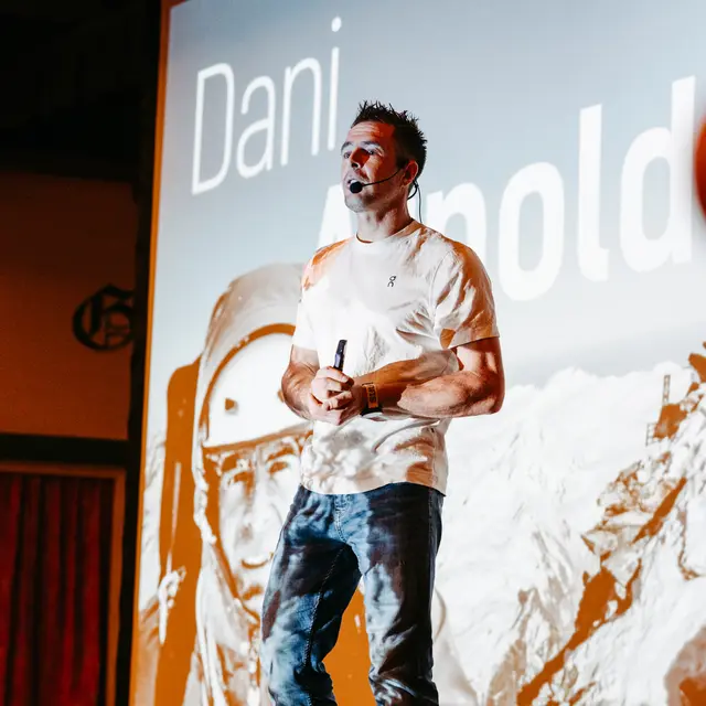 Mit seinen mitreissenden Erzählungen nahm Dani Arnold das Publikum mit auf seine Touren in aller Welt. | Foto: babsi stoll photography