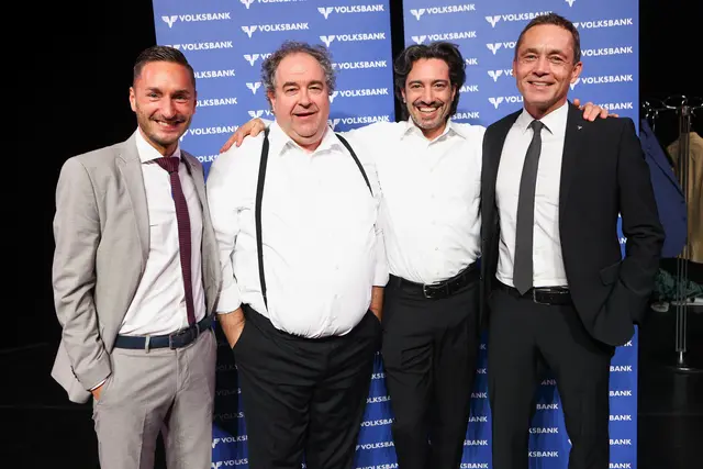 Volksbank Filialleiter Andreas Feichtinger-Queck, Bernhard Murg, Stefano Bernardin, Private Banking Leiter Kristian Borgner. | Foto: Andreas Maringer