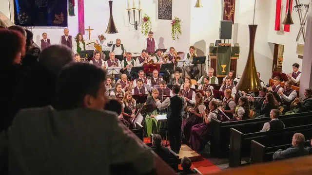 In der Evangelischen Kirche Elixhausen sowie der Pfarrkirche St. Martin in Waging am See brachten die Musikerinnen und Musiker beider Kapellen das Motto „’drent &amp; herent’“ zum Leben. | Foto: Stefan Schubert