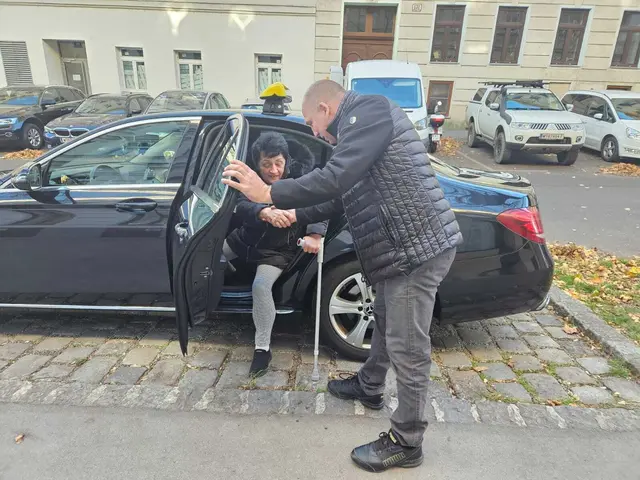 Die Kunden werden an der Wohnungstüre abgeholt und bis zum Taxi begleitet. | Foto: Seniorentaxi