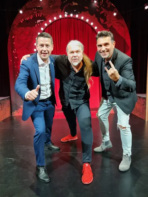 Auf der Bühne stehen Reinhard Reiskopf und Roman Beisser mit Kurt Hackl. Ergänzt wird das Trio durch Johannes Grill (Gitarre), Wolfgang Köck (Bass) und Thomas Gindl (Schlagzeug). | Foto: Hawara