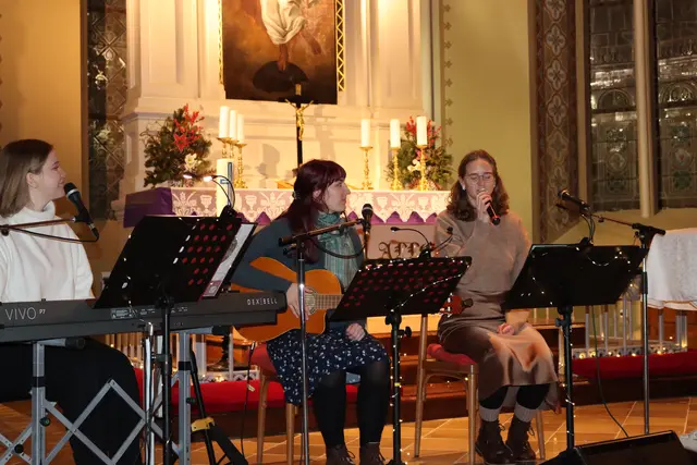 Die freiwilligen Spenden an den Ausgängen der Kirche werden an Ärzte ohne Grenzen gespendet. | Foto: Vivien Hillmich