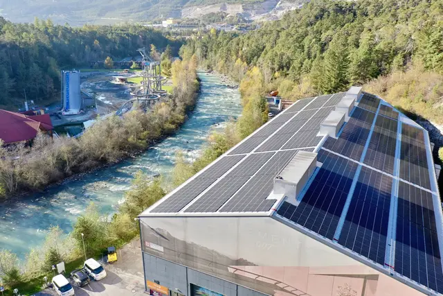 Auf dem Dach von Österreichs einzigem Indoor-Bikepark sind nun 1.280 Photovoltaik-Module installiert. | Foto: Area47