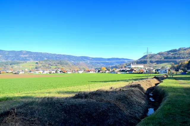 Der Langlbach ist tückisch: Im Herbst erscheint er -wie im Bild zu sehen - fast ausgetrocknet, bei Starkregen wird er aber schnell zur Gefahrenquelle. | Foto: MeinBezirk - Laura Raß