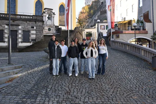 Der neu gewählte Jugendgemeinderat: Maja Gasser-Kogler, Alisa Zlatic, Severin Kickenweitz, Luka Sevarlija, Luna Schächl, Rio Schwarz-Knoflach, Elijah Stock und Jonas Reinstaller gemeinsam mit Jugendbetreuerin Sandra Schmalzl. | Foto: Standortmarketing Kufstein