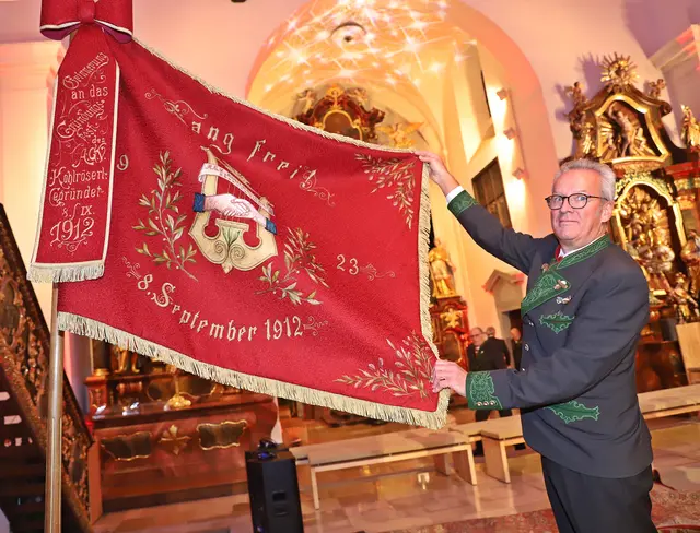 Feierlich präsentierte der AGV Kohlröserl im Rathaussaal Ebensee seine neu restaurierte Vereinsfahne. | Foto: Hörmandinger