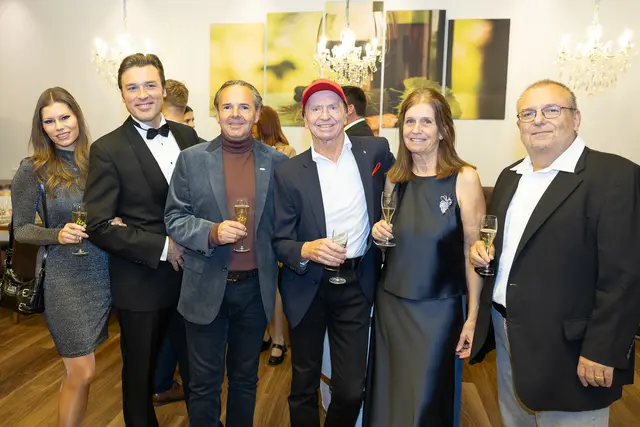 Prominente Gäste genießen Wein, Musik und gutes Gespräch im Pulkautal. | Foto: Rene Brunhölzl