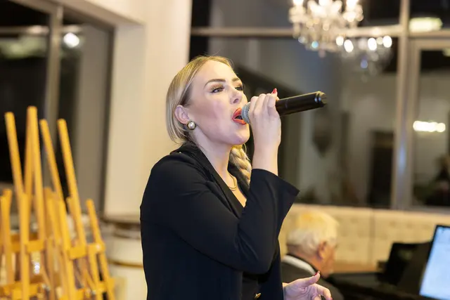 DSDS-Finalistin Lydia Kelovitz („Lugner-Wildsau“) begeisterte mit einem Spontanauftritt das Publikum und sang "Stand by me". | Foto: Rene Brunhölzl