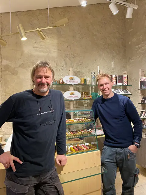 Große Auswahl und ganzjährig geöffnet: Peter (l.) und Albin Linzbichler laden in ihr neues Zotter Schokoladen-Geschäft.
