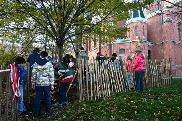 Gemeinsam mit den Stadtgärtnern setzten die Kinder der drei Volksschulklassen die neuen Sträucher ein. | Foto: BV18