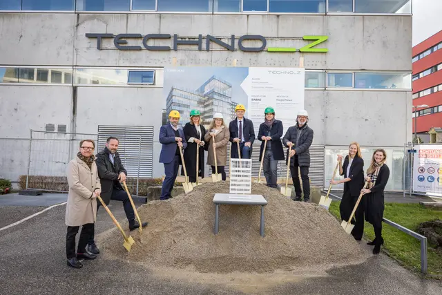 Bild Spatenstich Techno Head:
v.l. Martin Emberger, Geschäftsführer SABAG GmbH, Johannes Wiesinger, Geschäftsführer SABAG GmbH, Michael Bratl, CEO hobex AG, Irmtraud Königshofer, Geschäftsführerin Modelleisenbahn Holding GmbH, Karin Mitchell, CFO hobex AG, Andreas Derndorfer, Geschäftsleiter Unternehmenssteuerung Raiffeisenverband Salzburg, Christian Story, Geschäftsführer Riegler Riewe Architekten, Werner Pfeiffenberger, Geschäftsführer Techno-Z Verbund GmbH, Sybille Maier-Ginther, Prokuristin Techno-Z Verbund GmbH, Birgit Schleindl, Abteilungsleitung Betriebliches Immobilienmanagement Raiffeisenverband Salzburg | Foto: wild&amp;team/Günter Freund
