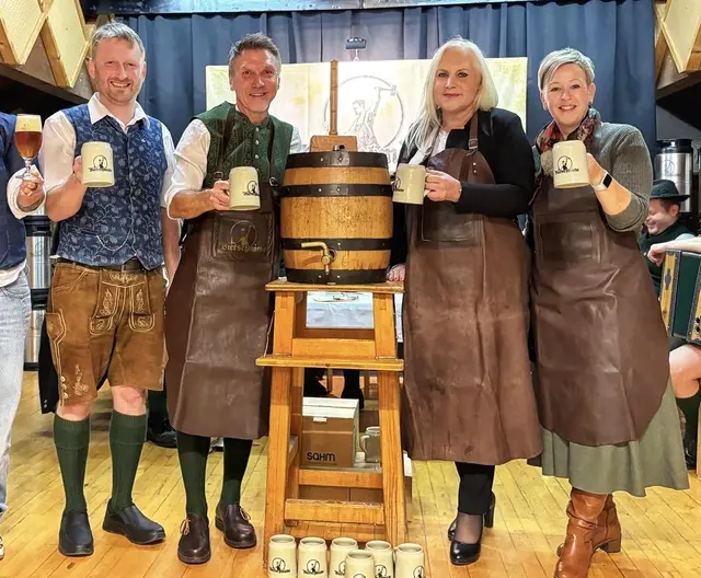 Christian Harringer, Mario Scheckenberger, Angelika Winzig und Nicole Eder (v.l.) beim Bockbieranstich. | Foto: Bierschmiede