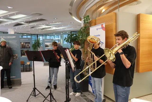 Die "Blechnasen" aus Pettneu sorgten für die musikalische Umrahmung.  | Foto: Elisabeth Zangerl
