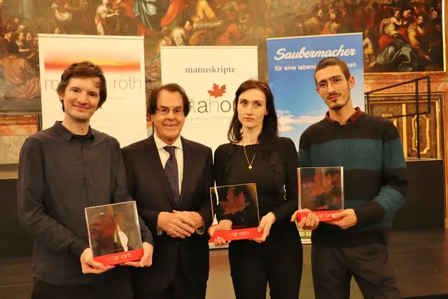 Hans Roth mit den Rotahorn-Preisträgern Max Oravin, Katrin Köhler und Simon Skrepek. | Foto: Edith Ertl