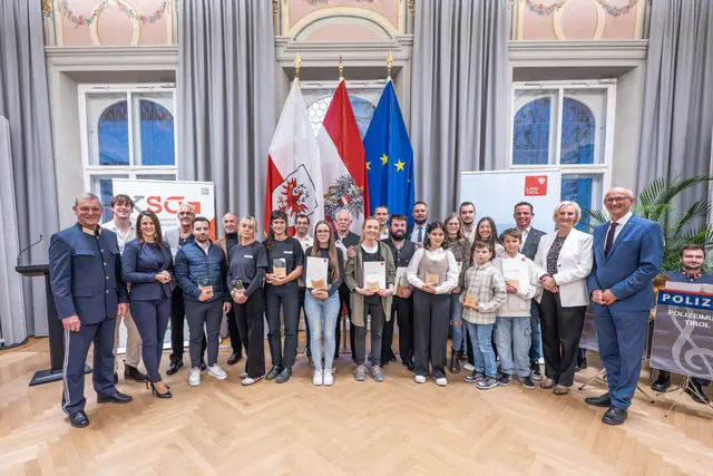 19 couragierte Tirolerinnen und Tiroler erhielten im Landhaus die Auszeichnung für Zivilcourage aus den Händen von Landeshauptmann Anton Mattle. | Foto: LPD Tirol, Bernhard Gruber