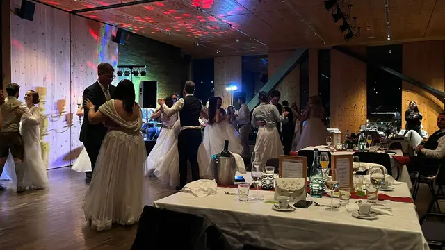 Das Motto des Balls war: „Holt eure Brautkleider aus den Kästen und feiert den schönsten Tag noch einmal!“ 