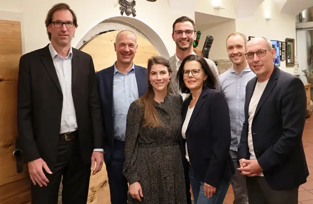 Der neue Vorstand des ESV-Tennis Bruck: Christian Herbst, Harald Holzgruber, Thomas Holzgruber, Patrick Kilian (hinten). Jasmin Buchta, Gertraud Illmayer und Christian Mayer (vorne). | Foto: ESV Tennis