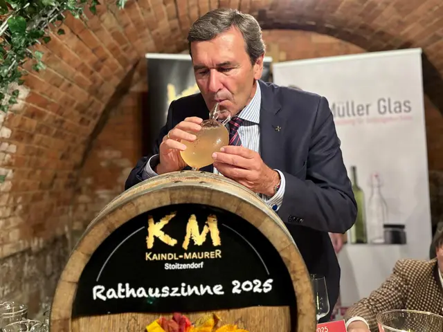 Weinpate Reinhard Karl schenkte die ersten Tropfen ein. | Foto: Markus Kahrer
