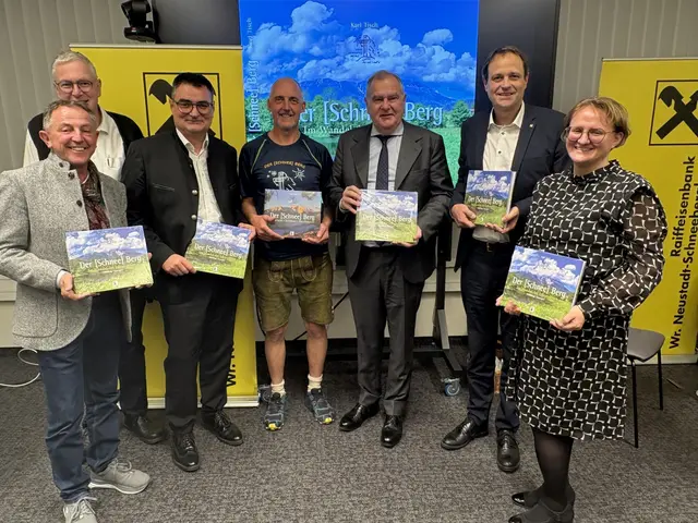 vlnr: Bürgermeister Christian Dungl (Gemeinde Puchberg am Schneeberg, NK, SPÖ), Verlagsleiter Robert Ivancich, Direktor Meletios Kujumtzoglu, Buchautor Karl Tisch, Abgeordneter zum NÖ Landtag Franz Dinhobl (ÖVP), Bezirkshauptmann Mag. Markus Sauer, BH Stv. Mag. Monika Rauhs | Foto: Raiffeisenbank Wr. Neustadt-Schneebergland