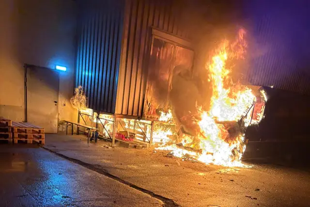 Das Fahrzeug stand bereits in Vollbrand. | Foto: Manfred Fesl